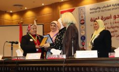 تكريم د / زينب عبد البر في مؤتمر نحو أسرة أمنة